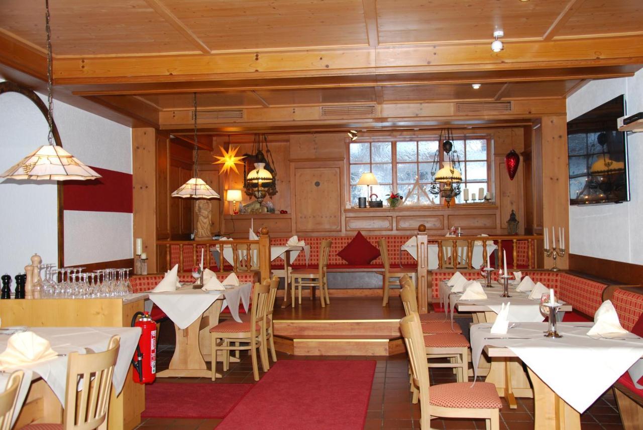 Landgasthof Zum Dorfkrug Häusern Buitenkant foto