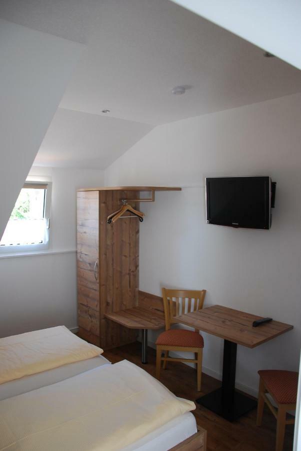 Landgasthof Zum Dorfkrug Häusern Kamer foto