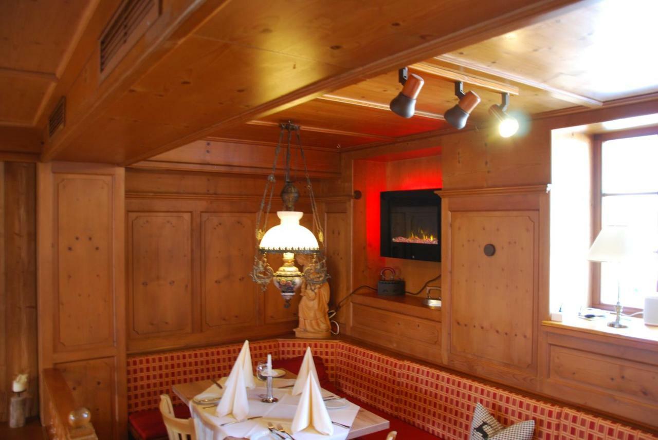 Landgasthof Zum Dorfkrug Häusern Buitenkant foto